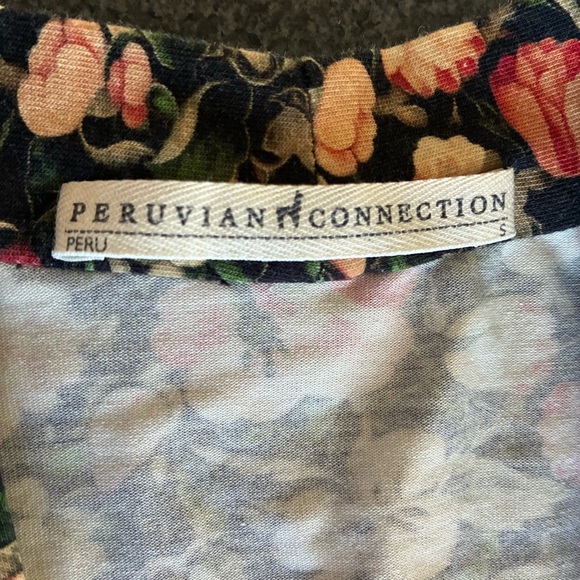 Floral Peruvian Connection v-neck with ruching - Picture 4 of 11